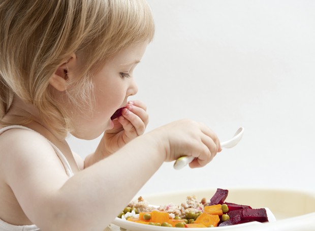 Criança; comer; vegetais (Foto: Thinkstock)