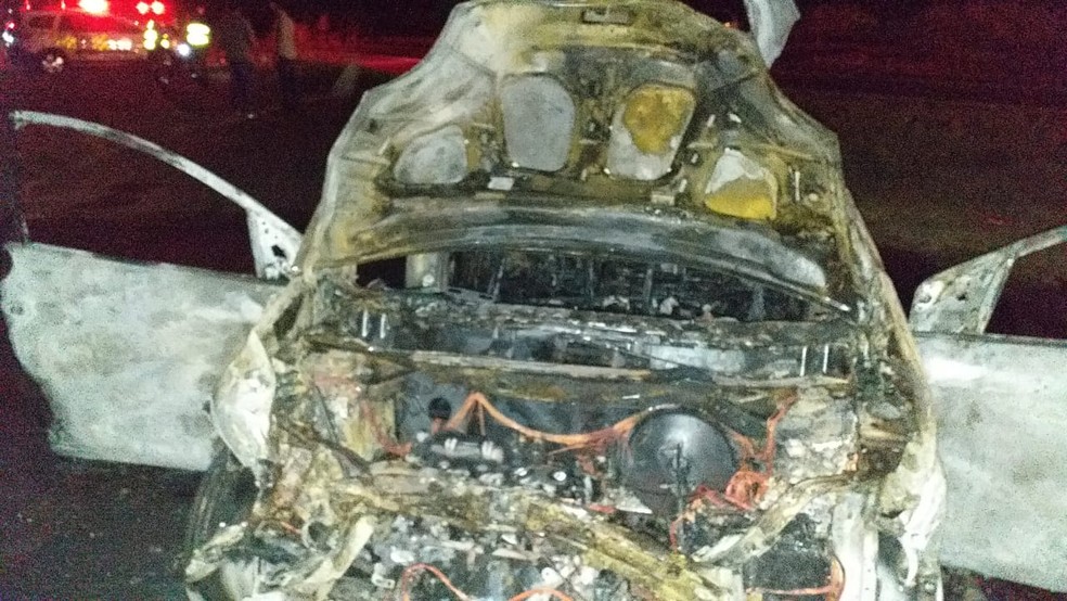 Carro ficou destruído depois de bater contra viatura policial e pegar fogo — Foto: Cristiano Nascimento/CN News