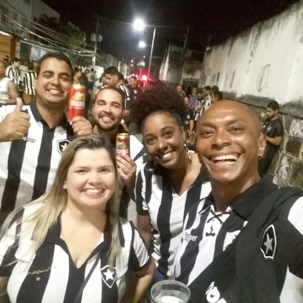 Vanderlei, o último à direita, era apaixonado pelo Botafogo — Foto: Reprodução