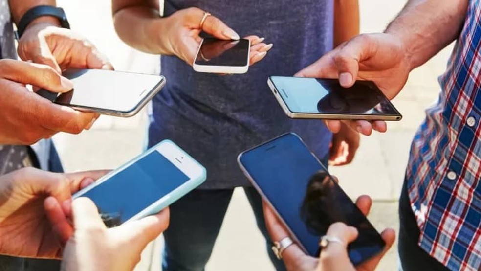 Um estudo sugere que passamos quase cinco horas por dia no celular — Foto: Getty Images via BBC