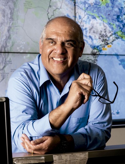José Marengo, climatologista do Cemaden, na sala de monitoramento de desastres (Foto: Leo Ramos Chaves/Revista Pesquisa Fapesp)