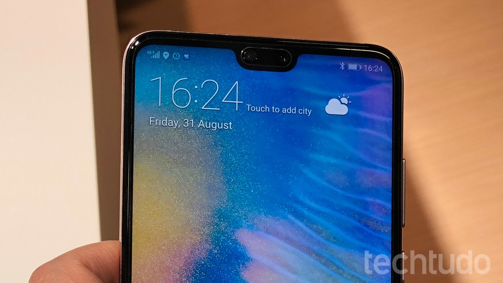 Huawei P20 traz polêmico recorte do iPhone X e Asus Zenfone 5 (2018) — Foto: Anna Kellen Bull/TechTudo