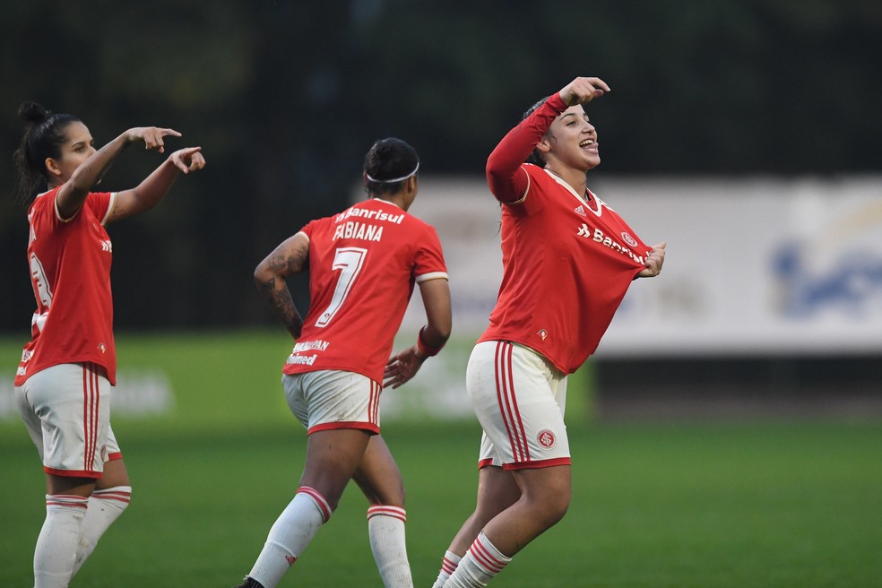 Duda comemora gol das Gurias Coloradas &mdash; Foto: Jo&atilde;o Callegari/Inter