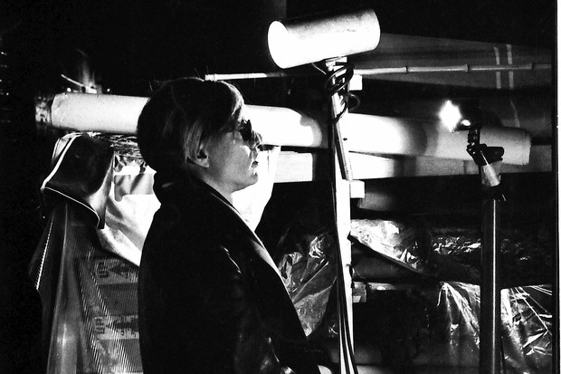 Andy Warhol clicado por Billy Name na Factory (Foto: Billy Name/Divulgação)