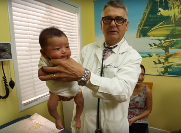 O dr. Hamilton mostra como segurar o bebê  (Foto: Reprodução - YouTube)
