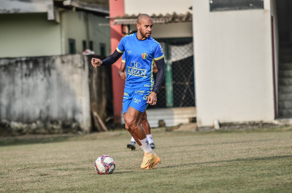 João Carlos, novo lateral do Altos.  — Foto: Jefferson Alves/Brusque FC