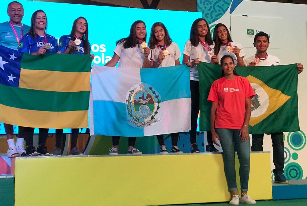 Duda Lisboa entrega premiação da disputa do vôlei de praia feminino — Foto: Divulgação/SEDUC