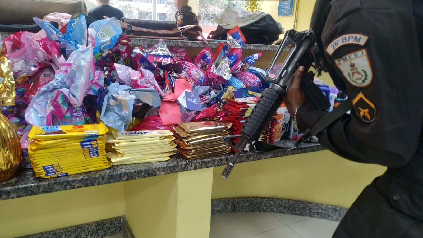 Ladrões de chocolate são presos em Petrópolis com R$ 6 mil em mercadorias, a maioria ovos de páscoa