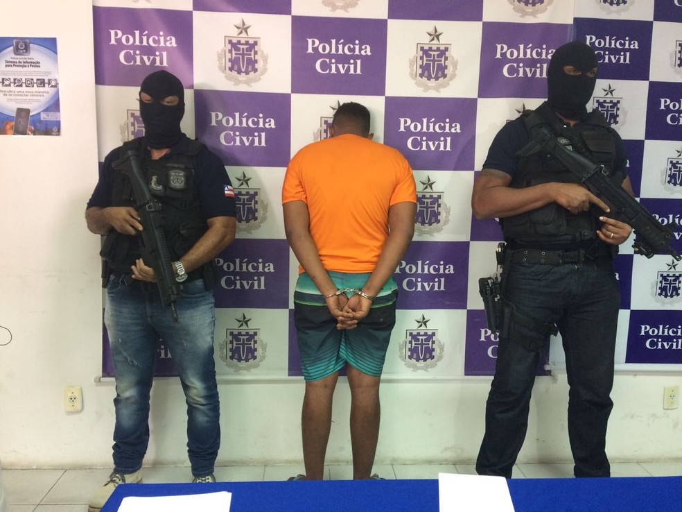 Polícia apresenta suspeito de ser mandante de crime contra transexual (Foto: Alan Oliveira/G1)