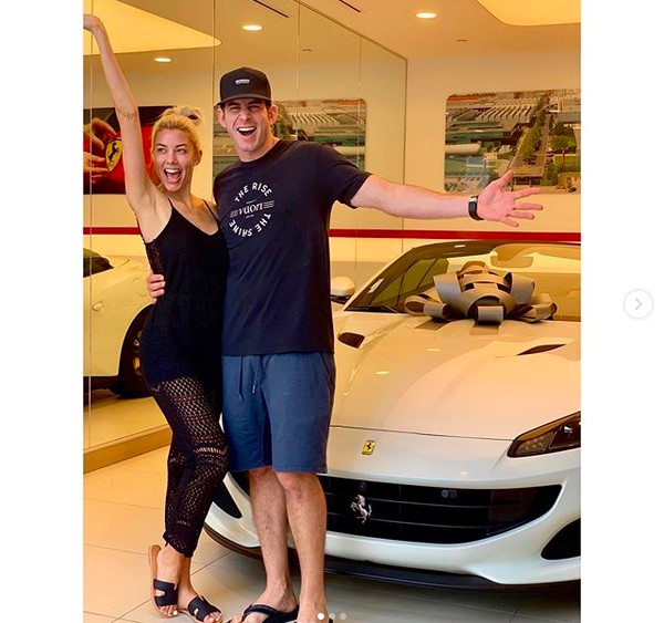 Tarek El Moussa com a namorada Heather Rae Young após dar a ela a Ferrari branca (Foto: Instagram)