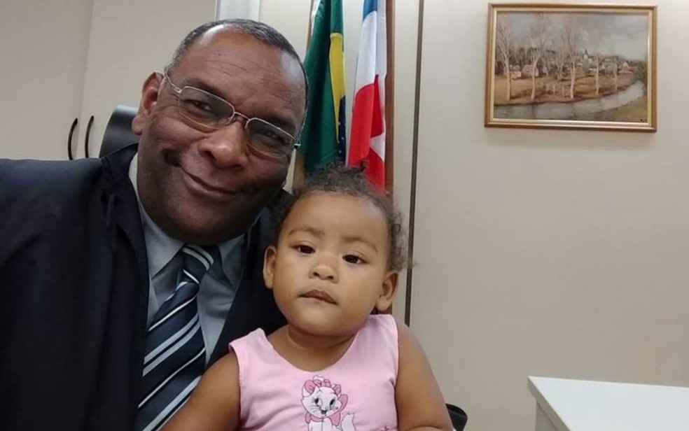 Juiz Agenor Calazans com a bebê de 11 meses (Foto: Divulgação / TRT-5)