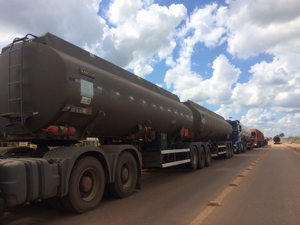 Expectativa do sindicado é que situação dos combustíveis seja normalizada na terça (29) devido ao apoio da PRF-AC (Foto: Guilherme Barbosa/Rede Amazônica Acre)