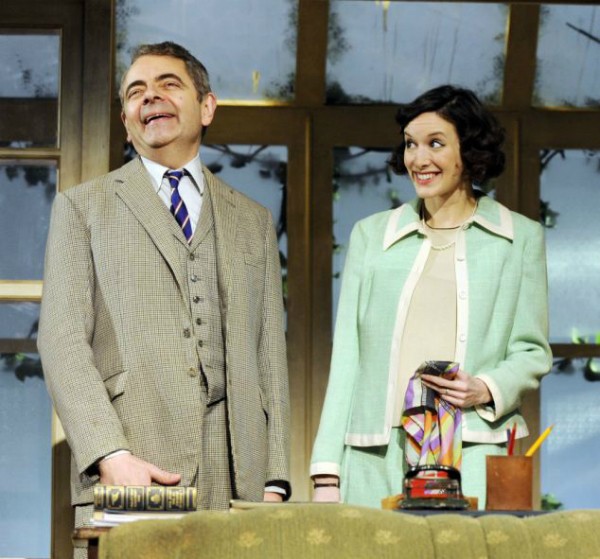 Rowan Atkinson e Louise Ford durante encenação de uma peça em Londres (Foto: Divulgação)