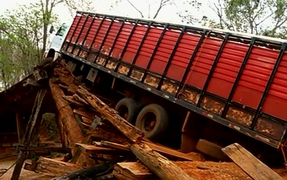 Caminhão ficou pendurado em ponte após estrutura ceder (Foto: Reprodução/TV Anhanguera)