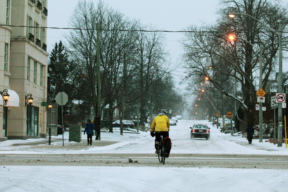 Ciclista pedala por avenida de Toronto, no Canadá — Foto: Hyungwon Kang/Reuters