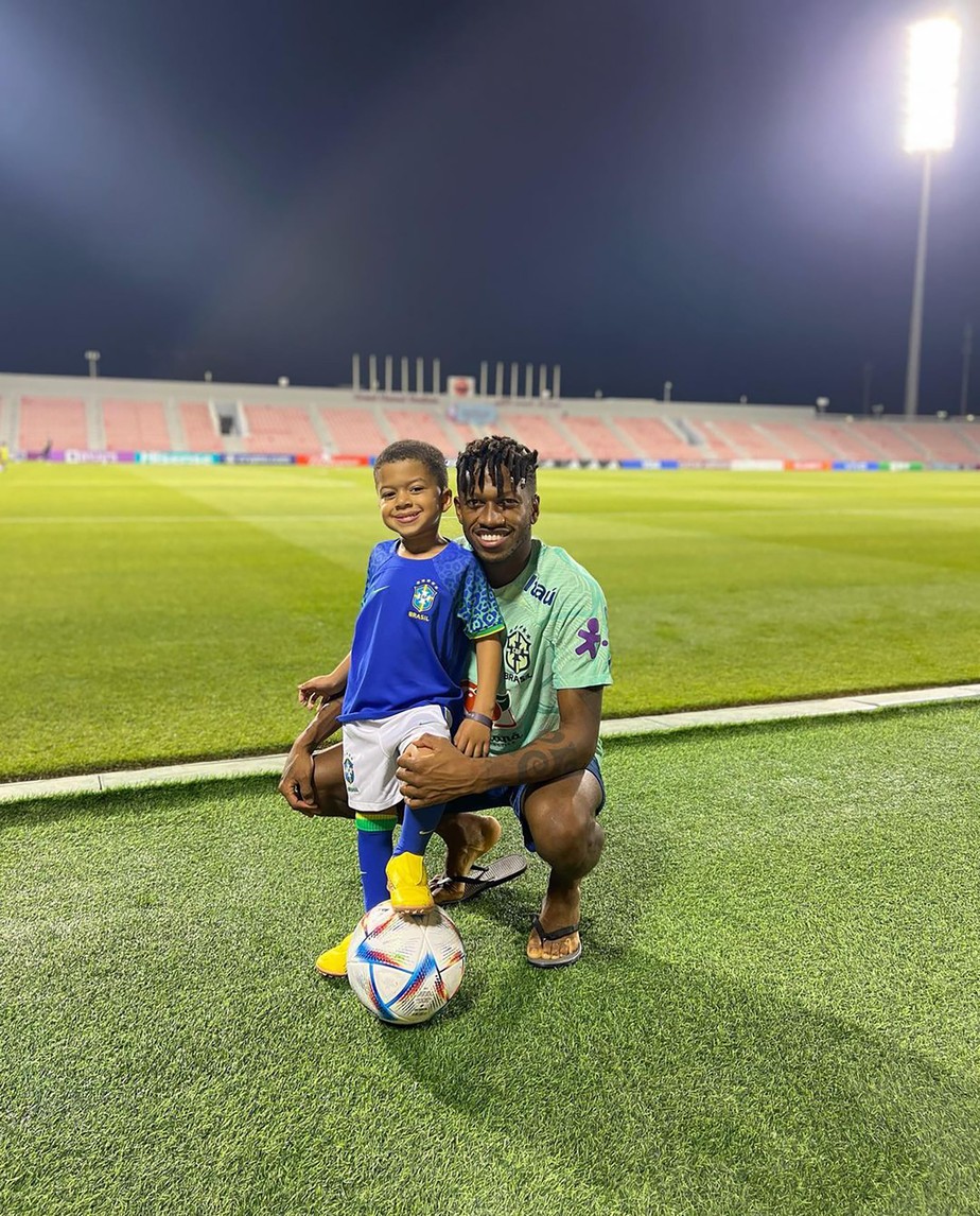 Fred com o filho após um dos treinos da seleção no Catar