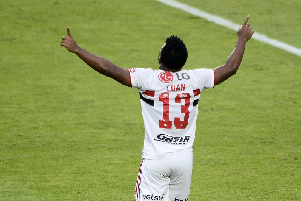 Luan, camisa 13 do São Paulo, comemora o gol anotado na final — Foto: Marcos Ribolli
