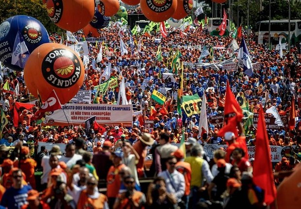 Manifestantes protestam contra o governo Temer e as reformas trabalhista e previdenciária; manifestação; protesto; fora temer (Foto: FERNANDO BIZERRA JR/EFE)