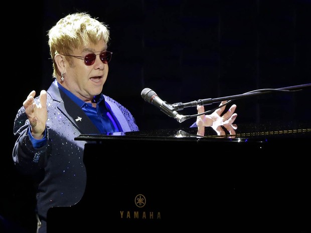 O cantor Elton John se apresenta no evento 'Fundo da Vitória de Hillary Estou com Ela', feito em Nova York para arrecadar dinheiro para a campanha da democrata Hillary Clinton à Presidência dos EUA (Foto: Julie Jacobson/AP)