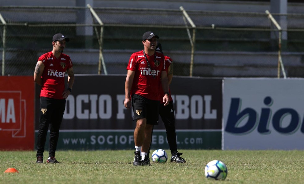 André Jardine dá treino do São Paulo com auxílio dos analistas de desempenho — Foto:  Rubens Chiri / saopaulofc.net