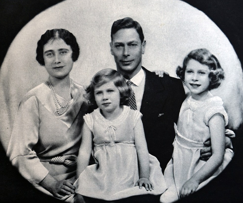 A jovem princesa Elizabeth (direita) com sua irmã Margaret e seus pais, quando eles eram duque e duquesa de York — Foto: Universal History Archive/Getty Images