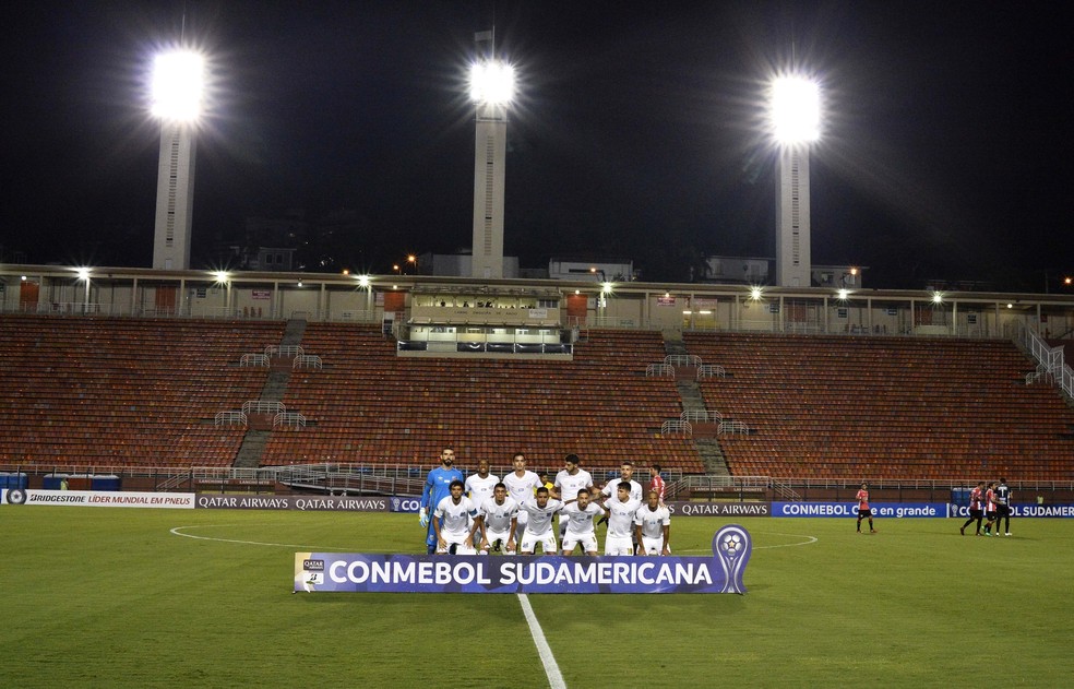 O time do Santos diante de ninguém no Pacaembu — Foto: Marcos Ribolli