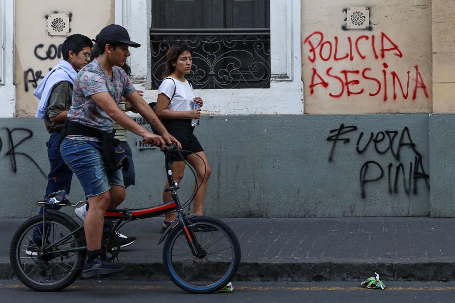 Pichações em Lima acusam presidente Dina Boluarte pelas mortes em protestos no Peru