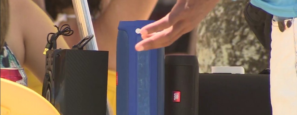 Turistas têm levado caixas de som para praias em Caraguá e Ubatuba — Foto: Edgar Rocha/ TV Vanguarda