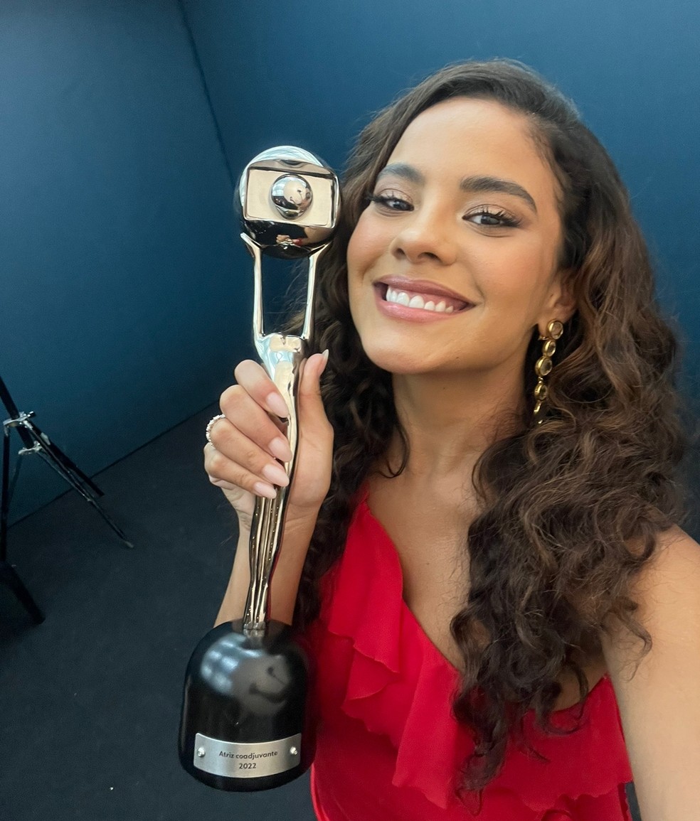 Atriz Bella Campos vence o prêmio de atriz coadjuvante — Foto: TV Globo