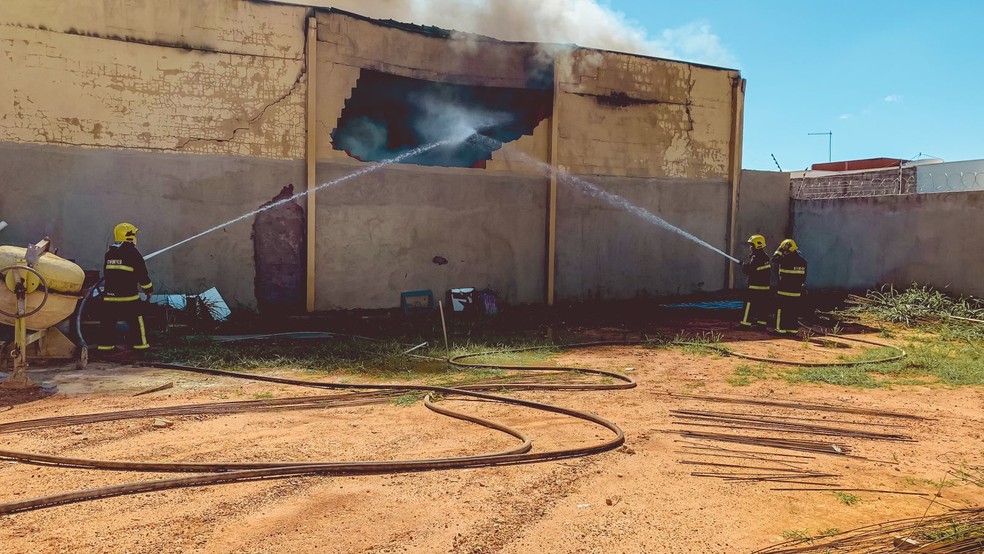 Aproximadamente 20 militares estão no local e atuam para combater as chamas, conforme os bombeiros. — Foto: Corpo de Bombeiros 