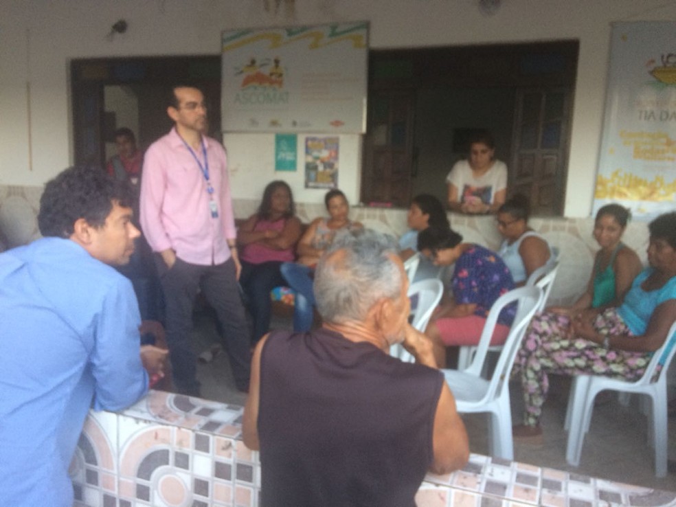 Reunião em Matarandiba entre empresa e os moradores. â€” Foto: Dalton Soares/TV Bahia