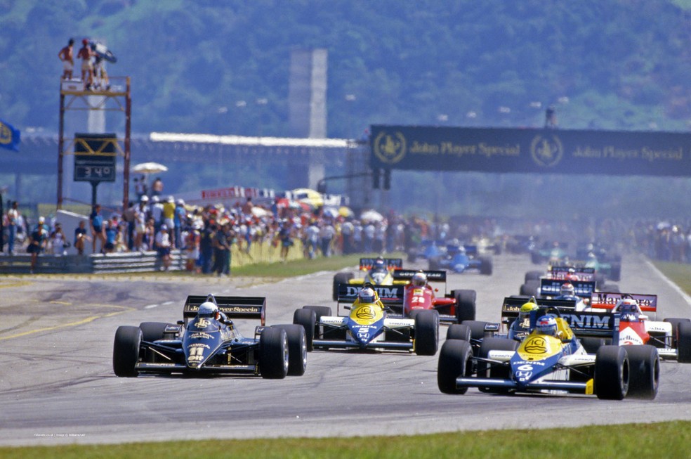 Carros saem para a volta de apresentação do GP do Brasil de 1985 — Foto: Divulgação