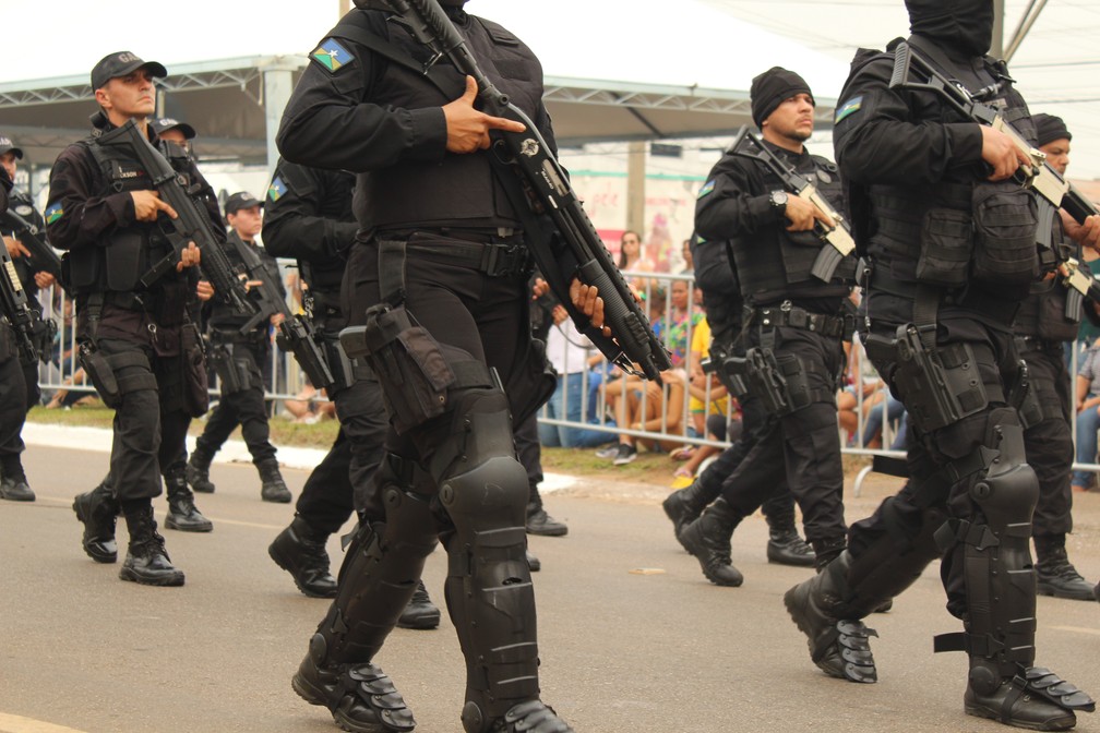 Policiais expõem armamento em desfile militar em Porto Velho. (Foto: Pedro Bentes/G1)