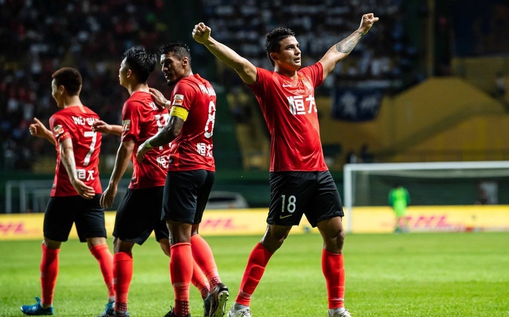 Elkeson comemora gol do Guangzhou Evergrande, com Paulinho ao fundo â?? Foto: ReproduÃ§Ã£o Sina.com