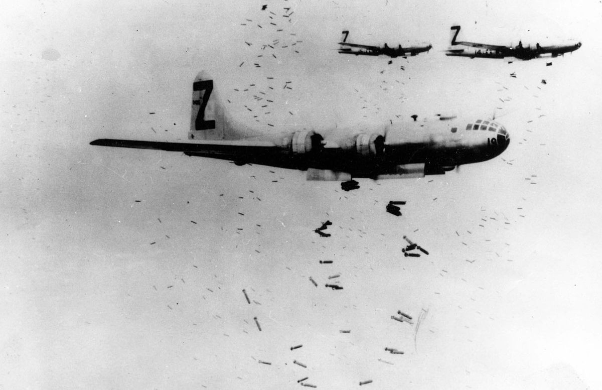 Aviões bombardeios abrigavam milhares de artefatos explosivos (Foto: Wikimedia Commons)