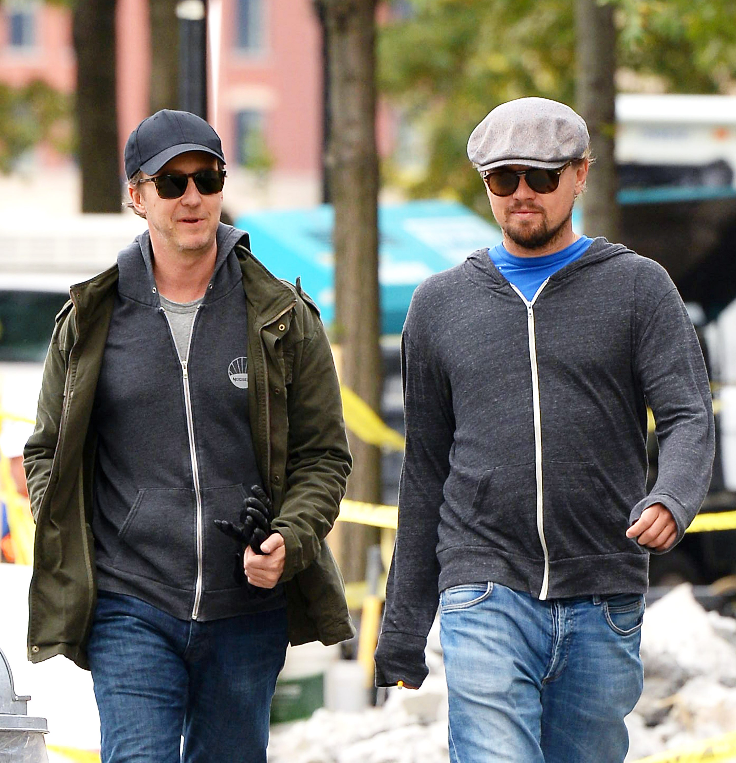 Os atores Edward Norton e Leonardo DiCaprio durante um passeio pelas ruas de Nova York (Foto: Getty Images)