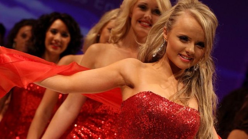 Foto do Miss Inglaterra 2013; edição desse ano trouxe uma etapa em que todas participantes deviam estar sem maquiagem — Foto: Getty Images via BBC