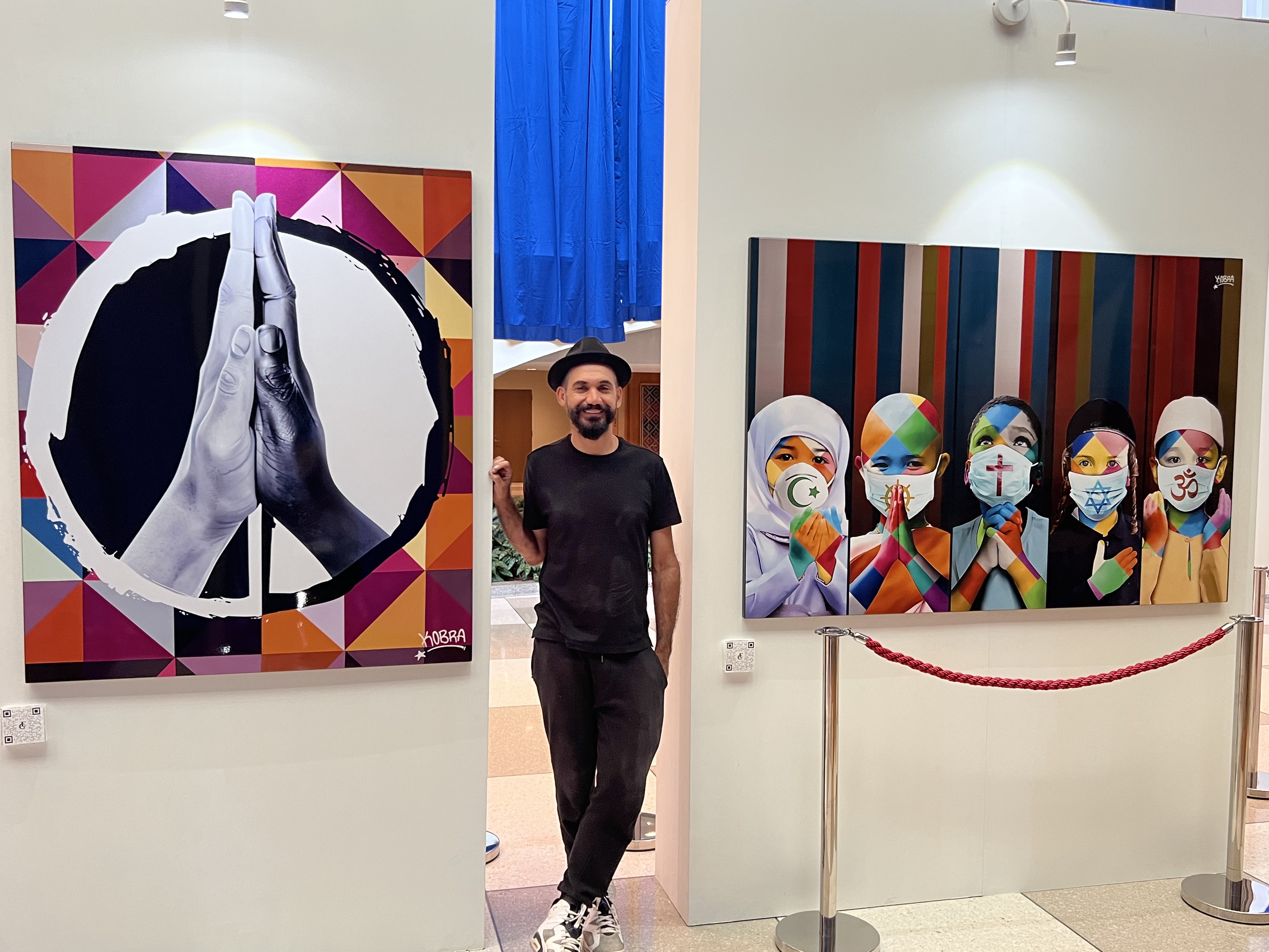 Em nova exposição na ONU, Kobra posa em frente às suas obras (Foto: Divulgação)