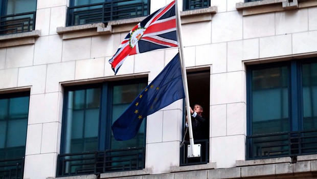 Homem retira bandeira da União Europeia da representação britânica na UE após o Brexit, em 31 de janeiro de 2020 (Foto: Sean Gallup/Getty Images)