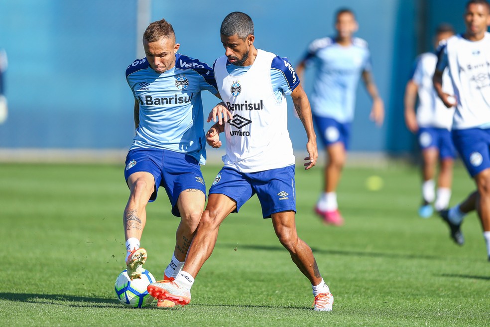 Léo Moura participa normalmente de treino do Grêmio — Foto: Lucas Uebel/Grêmio