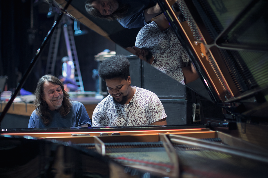 Lenine grava disco autoral no Rio com o toque do pianista-revelação Amaro Freitas  