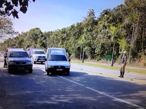 Veículos são abordados durante fiscalização na MG-050, em Carmo do Cajuru (Foto: TV Integração/Reprodução)