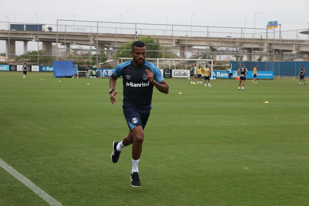 No treino da última terça, Leonardo apenas correu no CT do Grêmio — Foto: Eduardo Moura