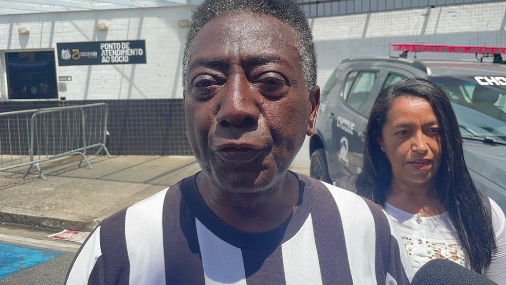 Ssia de Pel na chegada do velrio do Rei do Futebol  Foto: Marcelo Braga