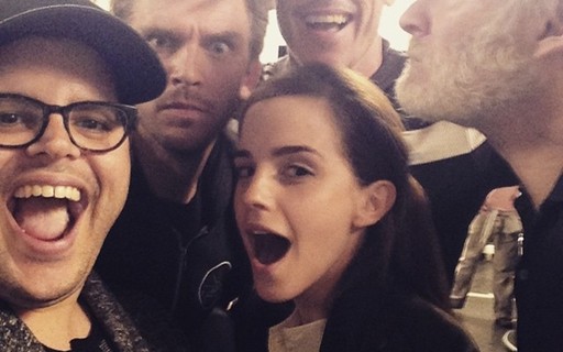 Aos Trabalhos Emma Watson E Elenco De A Bela E A Fera Postam Selfie