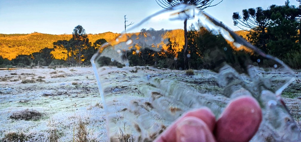 Pequenos pedaços de gelo se formaram nas áreas mais baixas dos campos da Serra — Foto: Mycchel Legnaghi/ São Joaquim Online