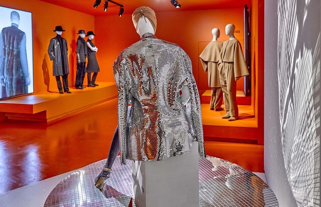 A Maison Margiela mirrorball-effect jacket (Foto: STANY DEDEREN)