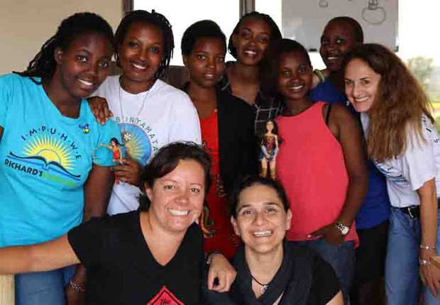 Fernanda Moura e Taciana Mello desbravam as iniciativas do empreendedorismo feminino em Ruanda (Foto: The Girls on the Road)