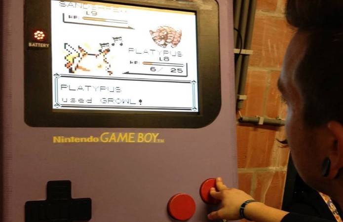 Ilhan Ünal demonstra o jogo de Pokémon Yellow em seu GameBoy gigante (Foto: Reprodução/PixelDynamo)
