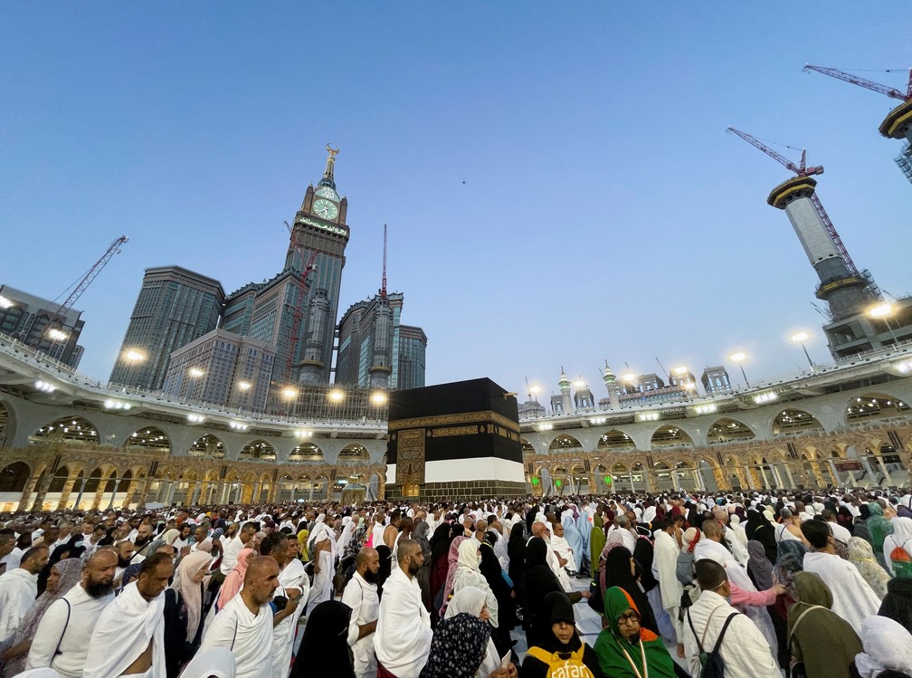 Peregrinos muçulmanos circulam a Kaaba e rezam na Grande Mesquita na cidade sagrada de Meca, em foto de 1º de julho  — Foto: Mohammed Salem/Reuters